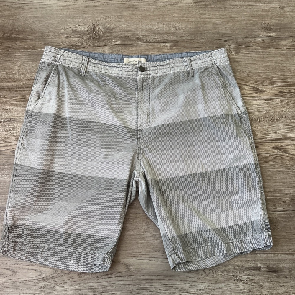 Calvin Klein Shorts Mens 40 Gray Stripe Flat Front 10" Inseam